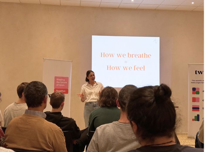 Anke geeft een presentatie