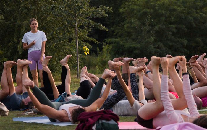 Zomeryoga in openlucht bij HAL5 Leuven