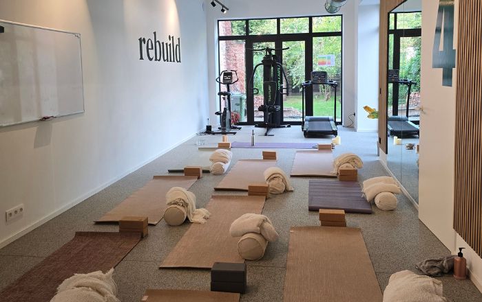 Flow yoga lessen bij REBUILD Herent